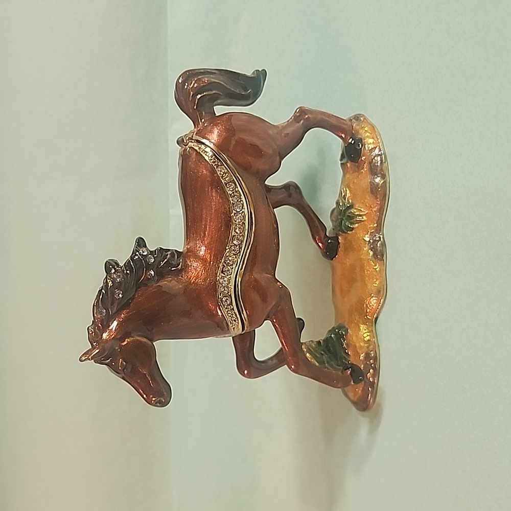 NWOT Treasures horse with necklace